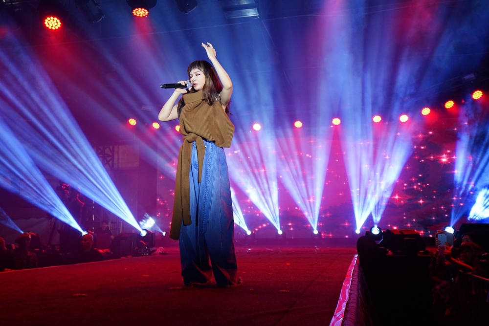 Faye-a.jpg Faye-a.jpg