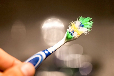 06-brushing-teeth-old-brush400.jpg