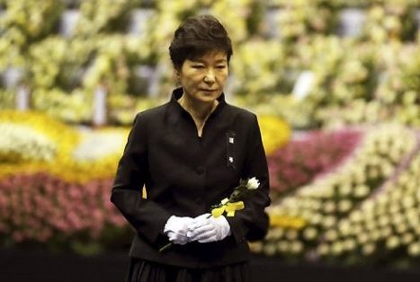 ba-park-geun-hye-toi-vieng-cac-nan-nhan-trong-vu-chim-pha-sewol-1819-e1507912648932.jpg