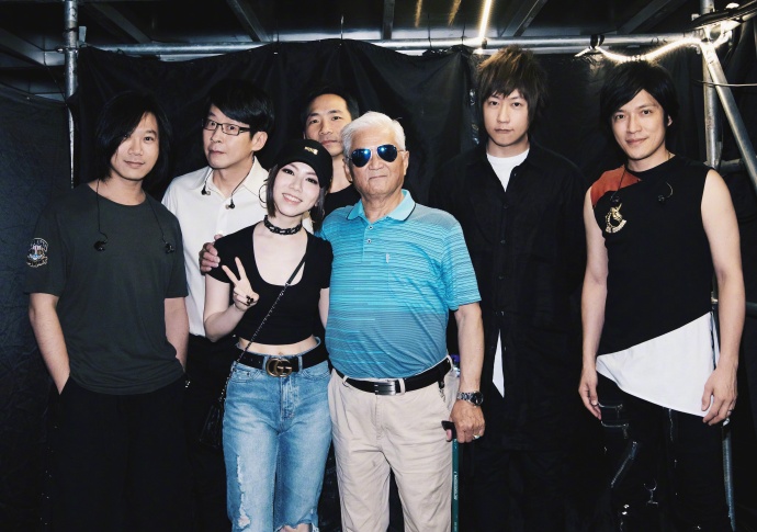 65a92dc9gy1frddjh8ndkj237j296b2a.jpg
