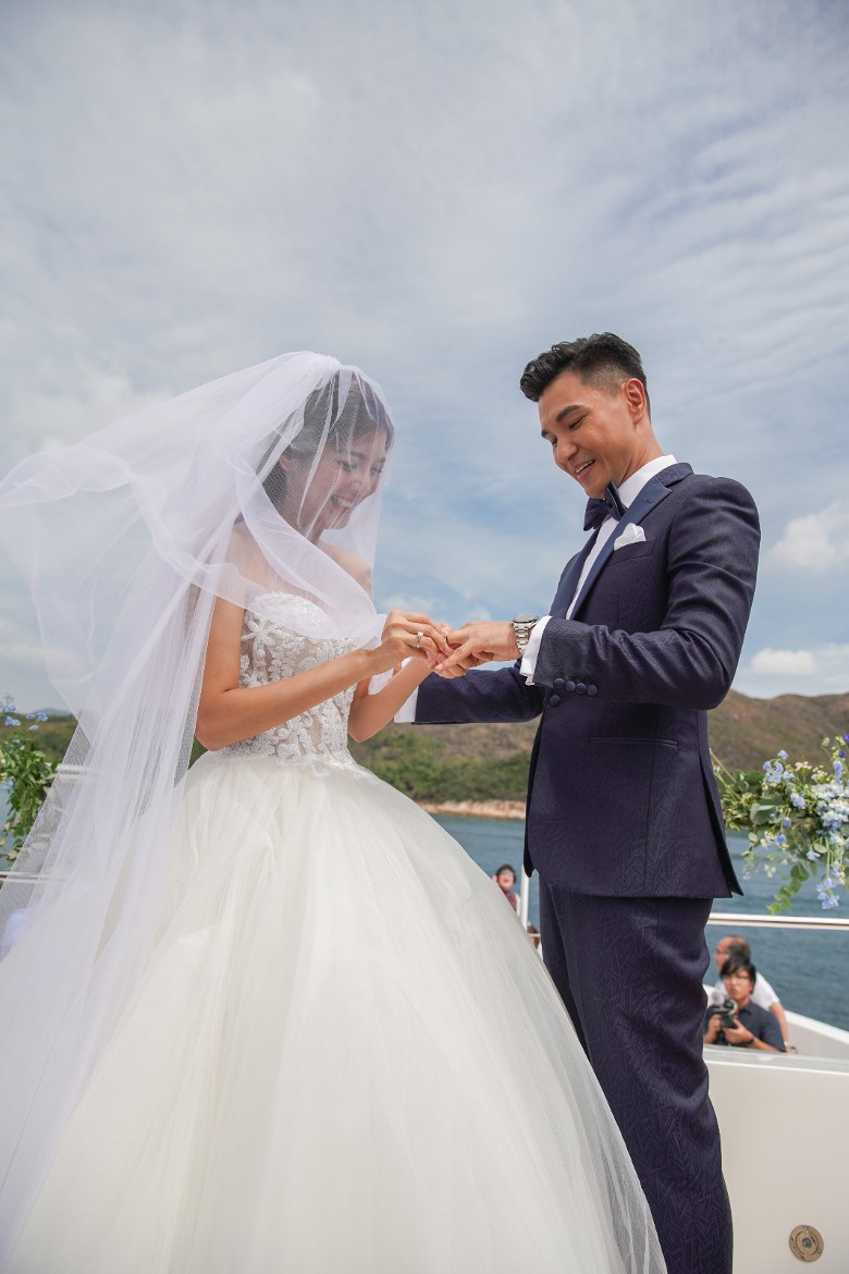 Talking_02.jpg Talking_02.jpg