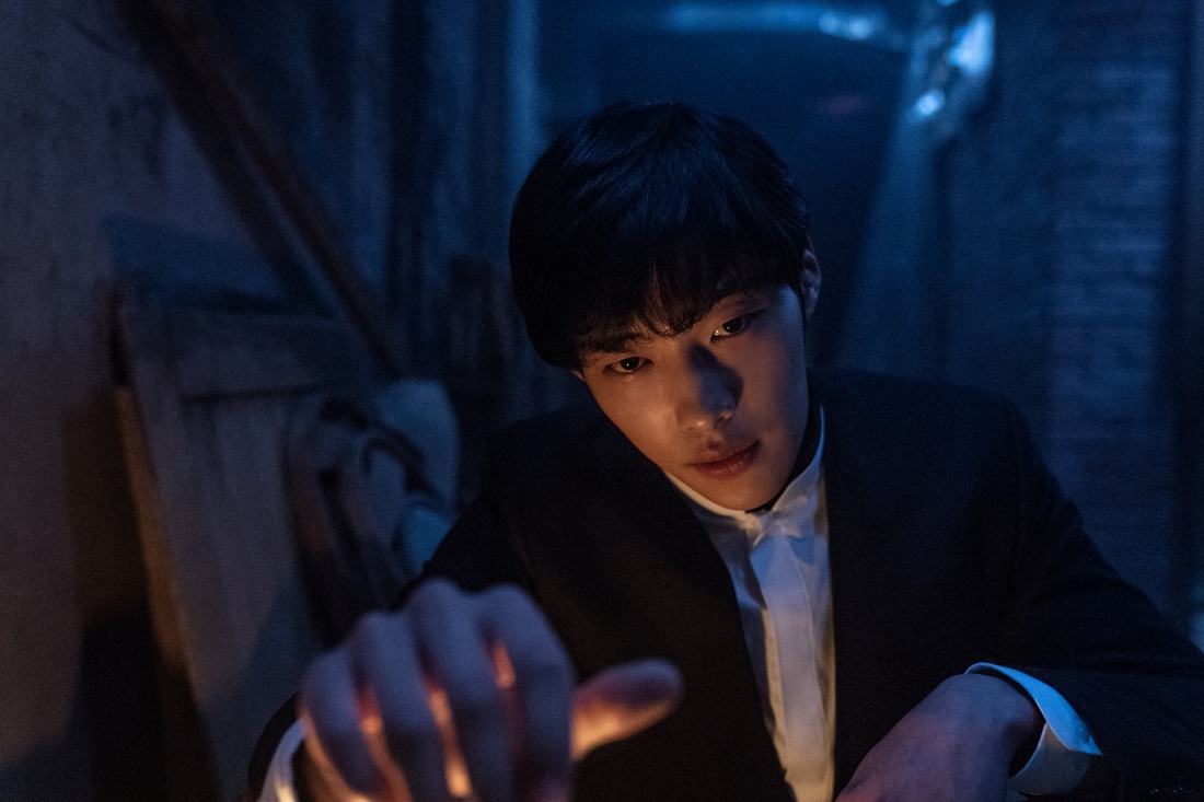 batch_The-Divine-Fury_Official-Stills-(11)_Woo-Do-hwan.jpg