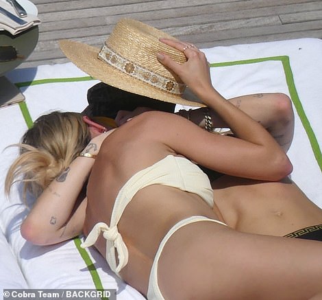 17141248-7345275-Relaxing_Miley_and_Kaitlynn_appeared_to_have_very_little_concern-m-35_1565492777239.jpg 17141248-7345275-Relaxing_Miley_and_Kaitlynn_appeared_to_have_very_little_concern-m-35_1565492777239.jpg