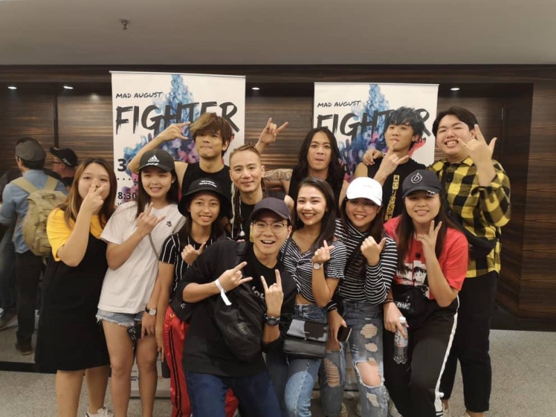 JPG-6_Mad-August-與粉絲合照.jpeg