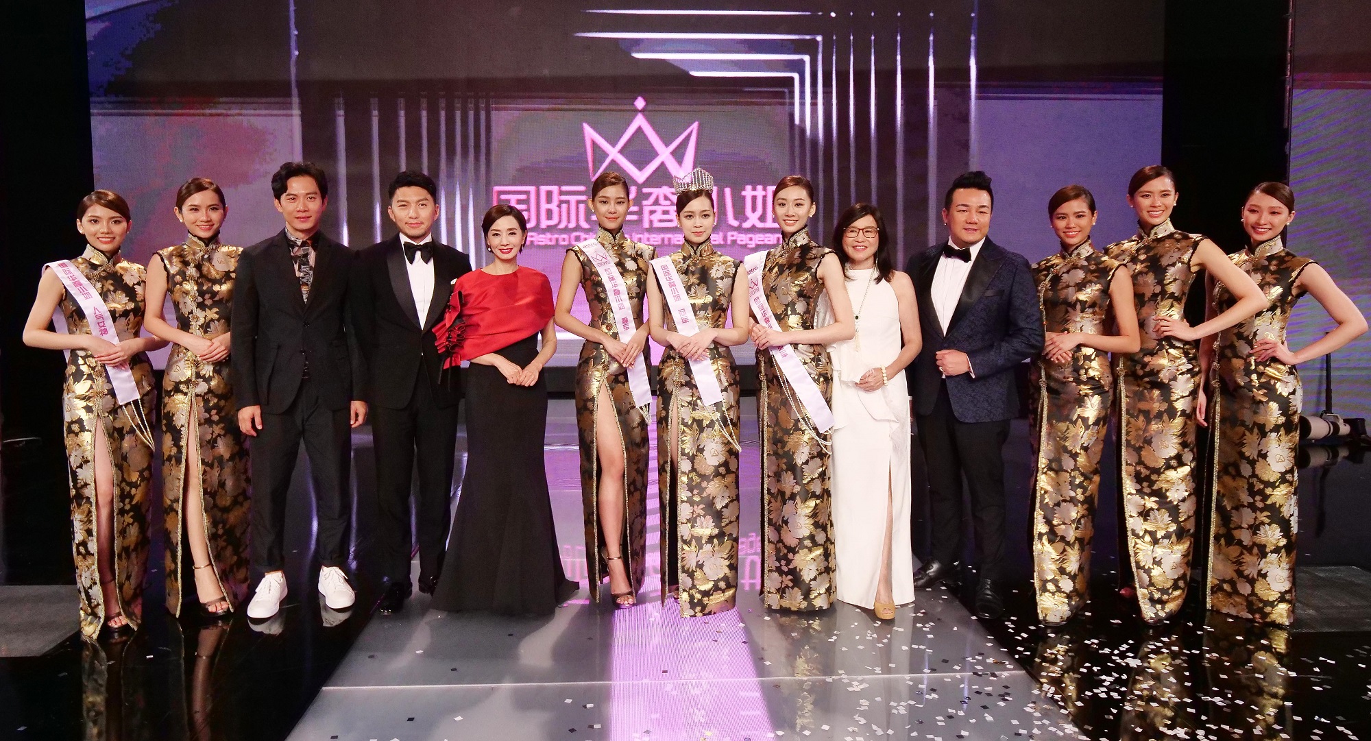 8强女神与评审们之大合照.JPG 8强女神与评审们之大合照.JPG