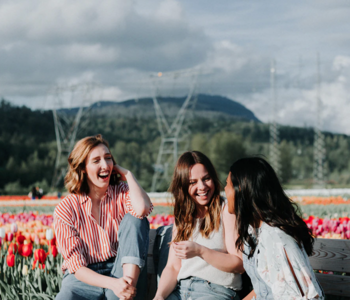 girls-hang-out.png