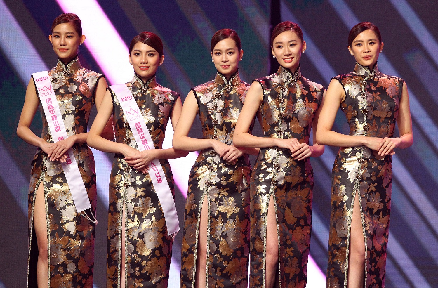 五强女神包括左起:Xuan陈丽璇-Cecelia方歆儿-Jens张简宁-Rennie廖贝仪-以及Bob刘丝儿.JPG 五强女神包括左起:Xuan陈丽璇-Cecelia方歆儿-Jens张简宁-Rennie廖贝仪-以及Bob刘丝儿.JPG