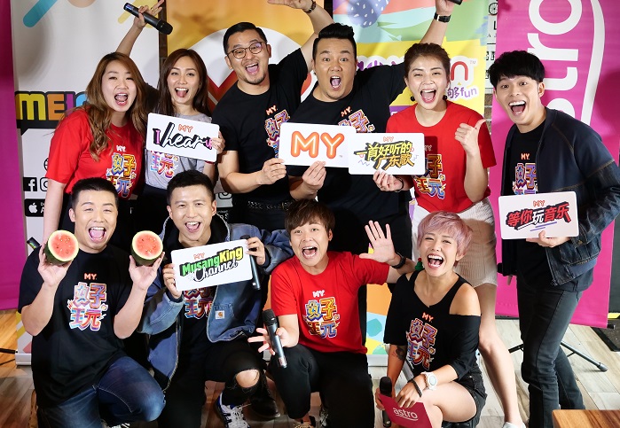 MY主持人之大合照（上排左起）Penny-Goh，颜薇恩，MY节目部经理叶伟良，Emely潘毖伶和Danny许佳麟，（下排左起）Bernard邱文博，Jym庄靖毅，赵洁莹和Wayne符雁蓉.JPG