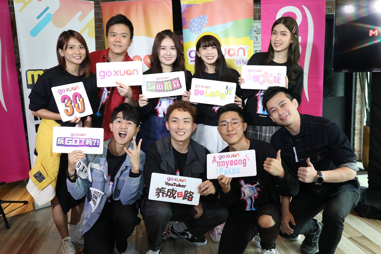 GOXUAN-MC之大合照（上排左起）Catherine凯心，Jacky纬轩，Christal叶纬炜，Vivian刘秀薇和Lovell陈馷佳，（下排左起）Maq赖铭泉，Joe曾耀祖，Broco-Lee李伟俊以及GOXUAN节目部经理周伟文.JPG