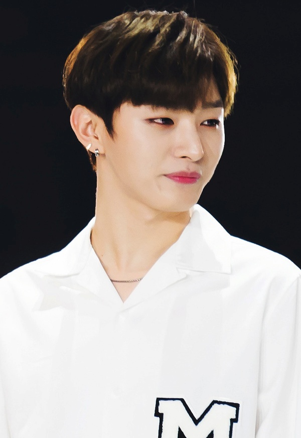 1200px-Yoon_Ji-sung_at_Busan_One_Asia_Festival_2017_02.jpg