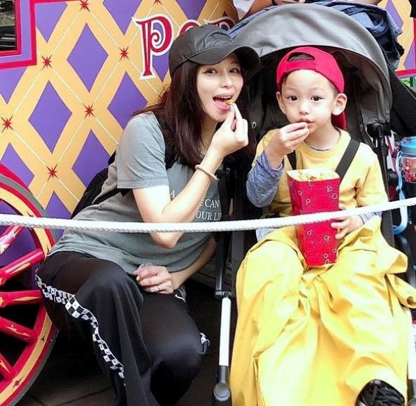 vivian_01.jpg vivian_01.jpg