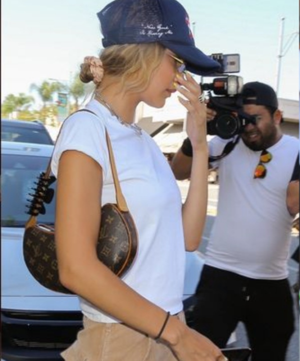 bella-hadid-hair-clip.png bella-hadid-hair-clip.png