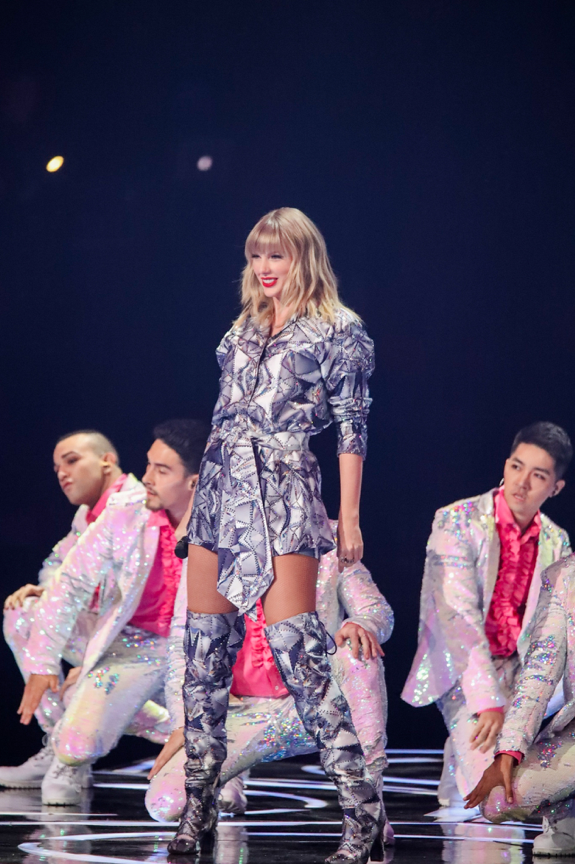 Taylor-Swift-at-the-2019-11-11-Countdown-Gala.png Taylor-Swift-at-the-2019-11-11-Countdown-Gala.png