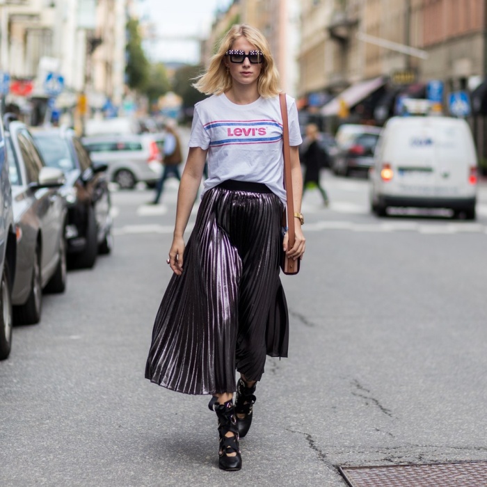 logo-tee-pleated-dress-street-style.jpg logo-tee-pleated-dress-street-style.jpg
