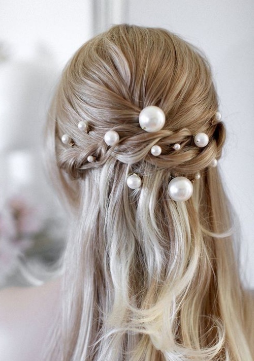 wedding-hairstyle-with-pearls-clips.jpg