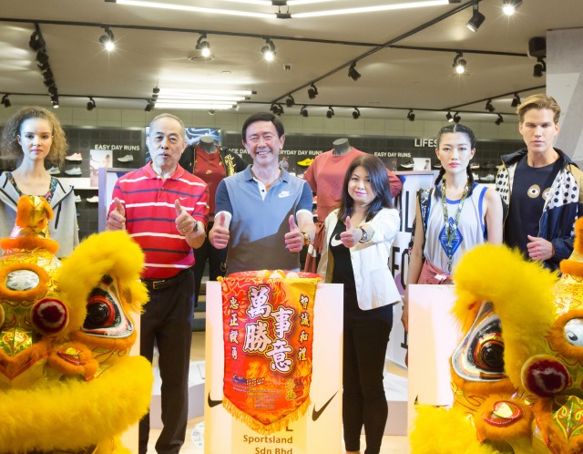 SUTL-NIKE-KLCC_1_Mr-Choong-Director-of-Sportsland_Mr-Arthur-Tay-Chairman-and-CEO-of-SUTL-Global-Pte-Ltd_Ms-Law-Su-Yin-NIKE-Territory-Director-DSM.jpg