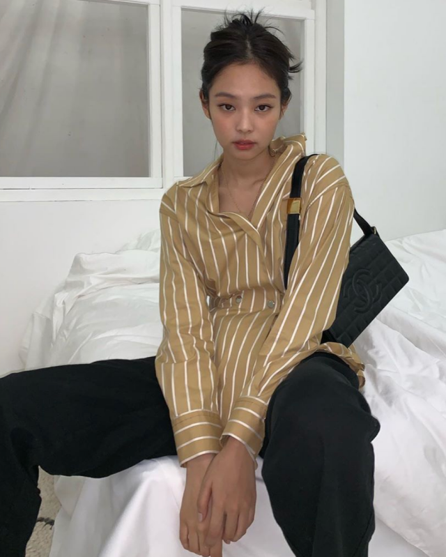 jennie-in-oversized-shirt.png