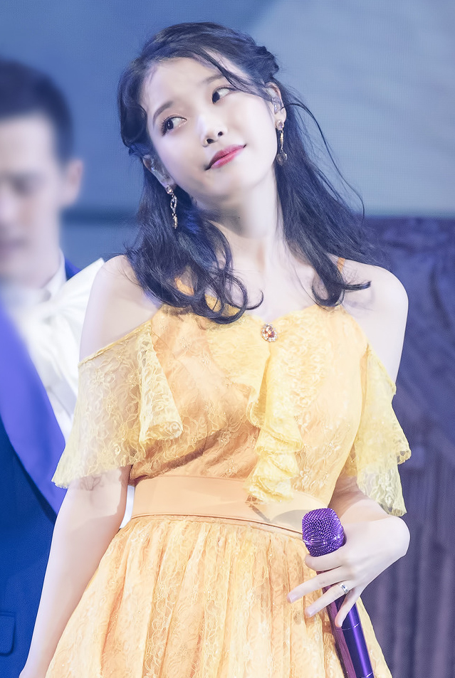 IU_at_-dlwlrma-_concert_in_Jeju_on_January_5,_2019_(3).jpg IU_at_-dlwlrma-_concert_in_Jeju_on_January_5,_2019_(3).jpg