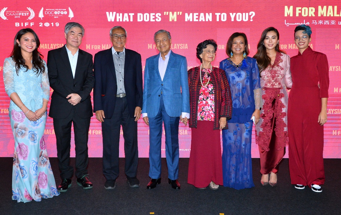 Jastina-Arshad-Vice-President,-Head-of-Astro-Shaw-Nusantara-,-Henry-Tan-Chief-Executive-Officer,-Astro-,-Tun-Zaki-Chairman,-Astro-,-Tun-Dr-Mahathir-Prime-Minister-of-Malaysia-,-Tun-Dr-Siti-Hasmah,-Datin-Paduka.JPG