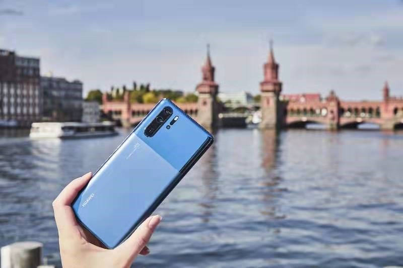 HUAWEI-P30-Pro-Mystic-Blue_Lifestyle-Shot.jpg