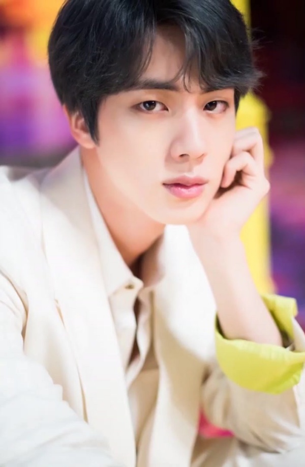 Jin_for_Dispatch__Boy_With_Luv__MV_behind_the_scene_shooting,_15_March_2019_05.jpg