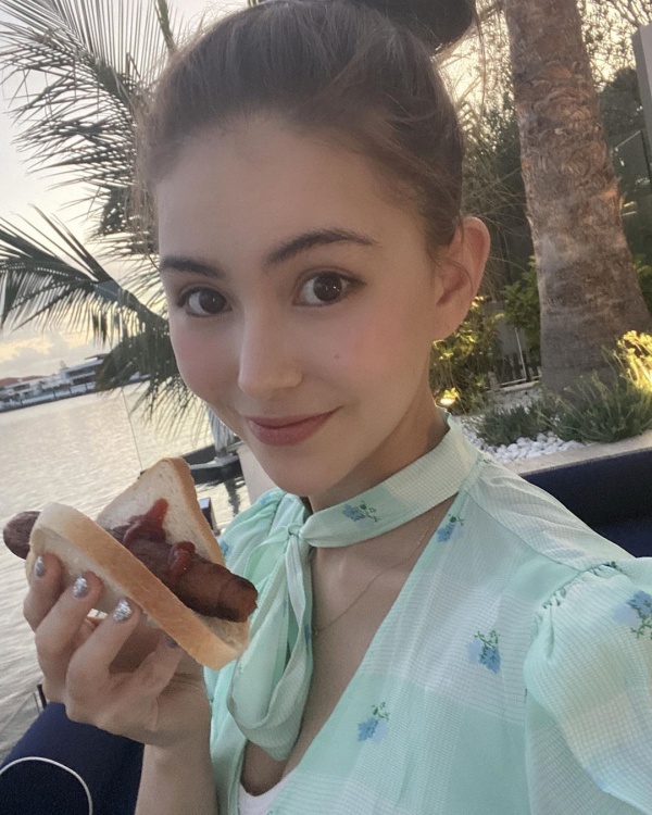 hannah_quinlivan_82301908_203730800671740_5835332157557310073_n.jpg