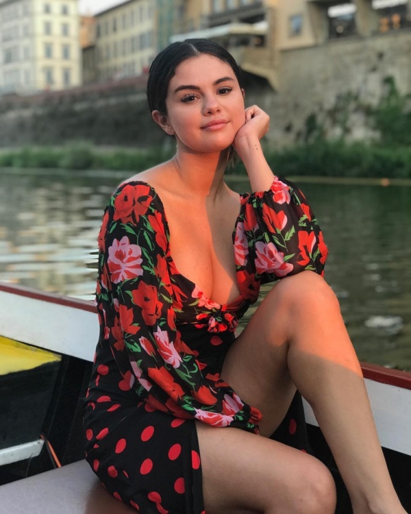selena_03.jpg selena_03.jpg