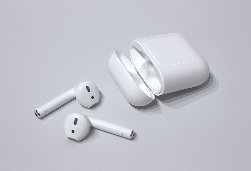 1200px-AirPods.jpg 1200px-AirPods.jpg