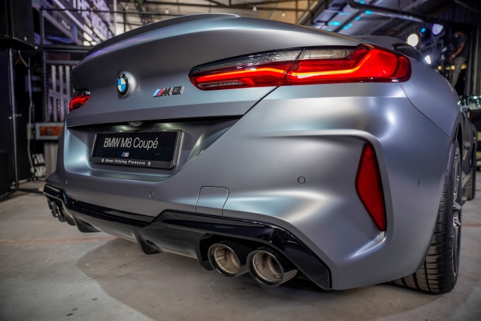 bmw-m8-couple-backside.jpg