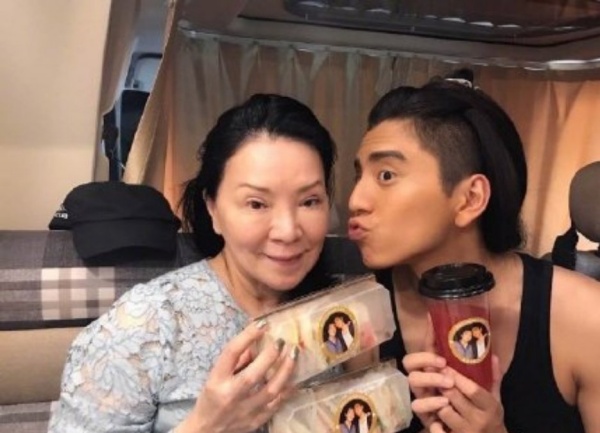 mom_02-(1).jpg mom_02-(1).jpg