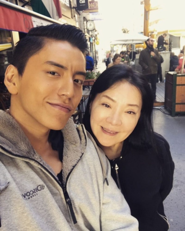 mom_03.jpg mom_03.jpg