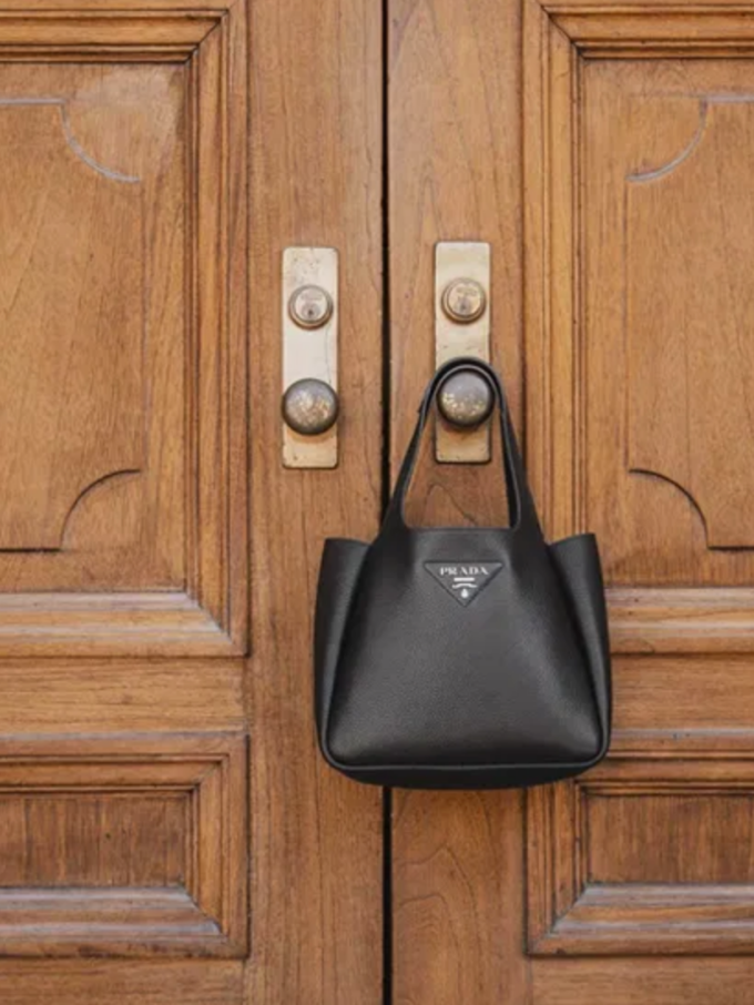 prada-tote.png prada-tote.png