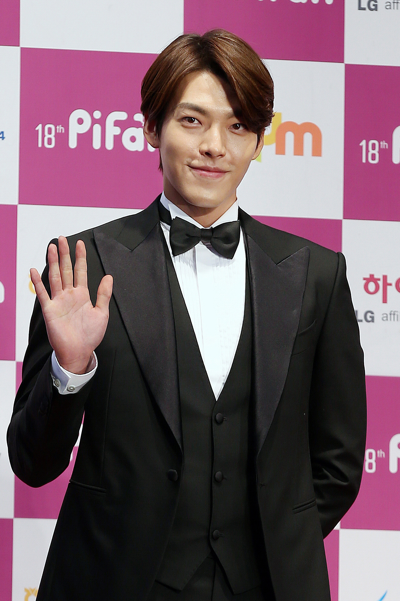 Actor_Kim_Woo-bin_arrives_at_the_red_carpet_event_of_the_Pifan_in_Bucheon_on_July_17,_2014.jpg Actor_Kim_Woo-bin_arrives_at_the_red_carpet_event_of_the_Pifan_in_Bucheon_on_July_17,_2014.jpg
