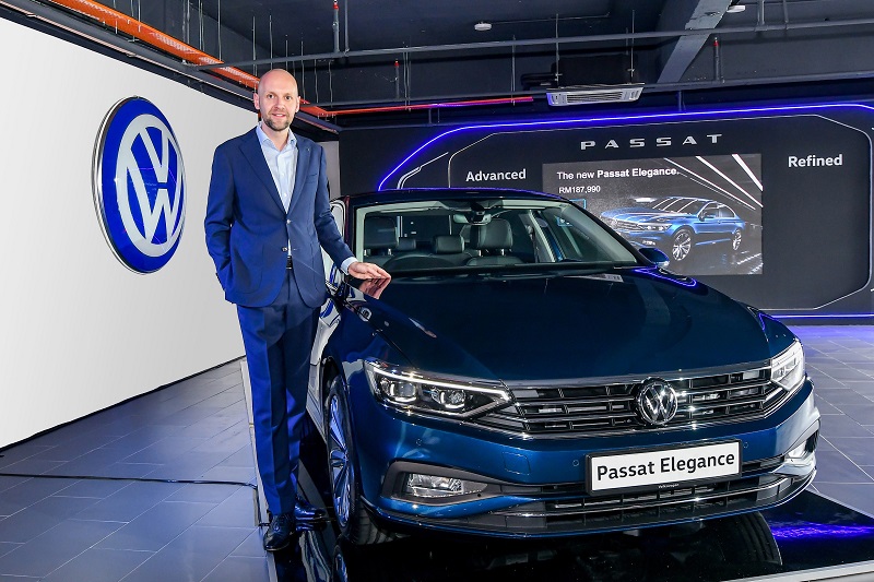 Erik-Winter,-Managing-Director-of-VPCM-with-the-new-Passat-Elegance.jpg Erik-Winter,-Managing-Director-of-VPCM-with-the-new-Passat-Elegance.jpg