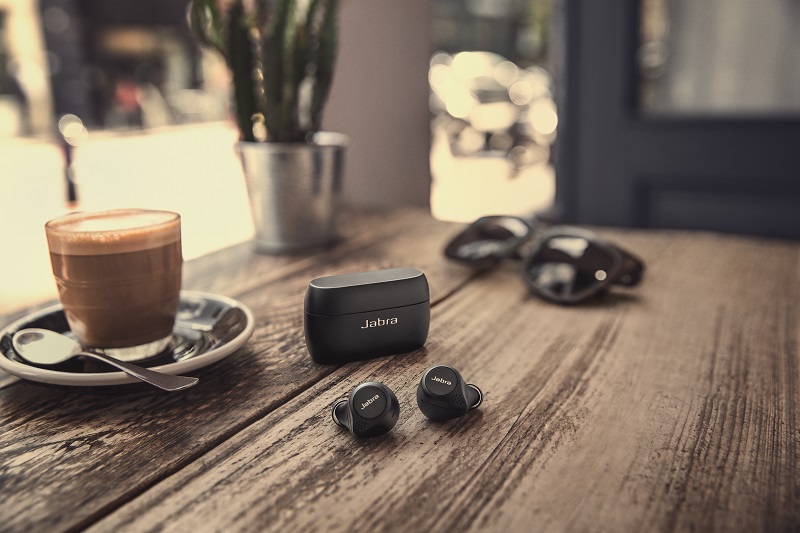 Jabra-Elite-75t_Black-BBY_Cafe2.jpg