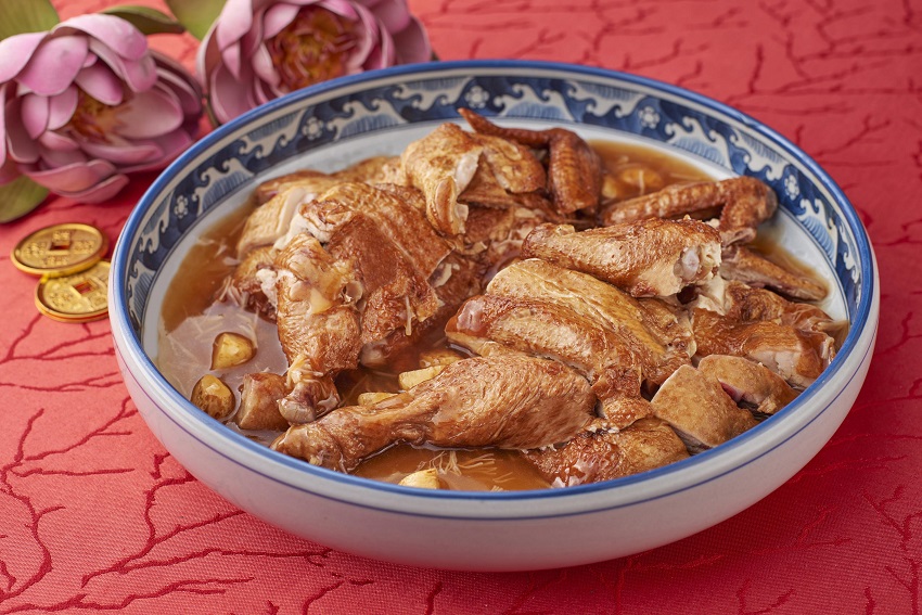 鮑汁瑤柱蒜子砵仔雞-Slow-Cooked-Chicken-with-Conpoy-and-Garlic-in-Abalone-Sauce.jpg 鮑汁瑤柱蒜子砵仔雞-Slow-Cooked-Chicken-with-Conpoy-and-Garlic-in-Abalone-Sauce.jpg