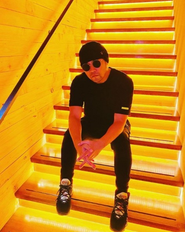 jay_02.jpg jay_02.jpg