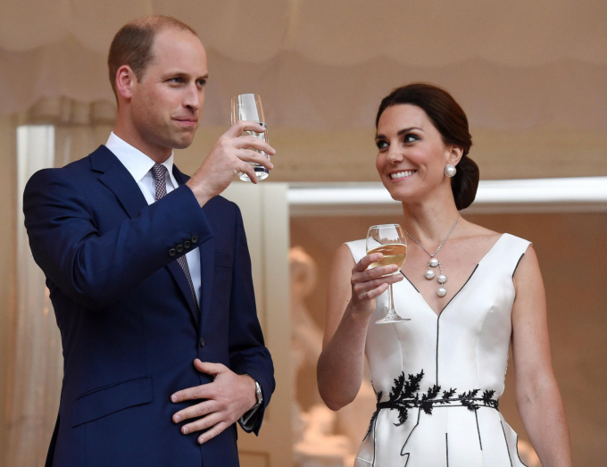 kate-middleton-champagne.png