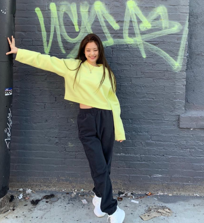 jennie-oversized-shirt.png jennie-oversized-shirt.png