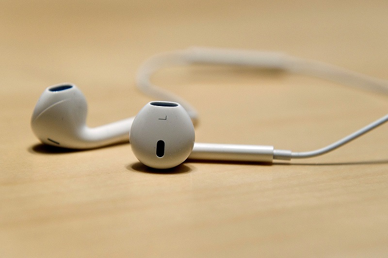 iphone-earbuds-lightening-cable.jpg iphone-earbuds-lightening-cable.jpg