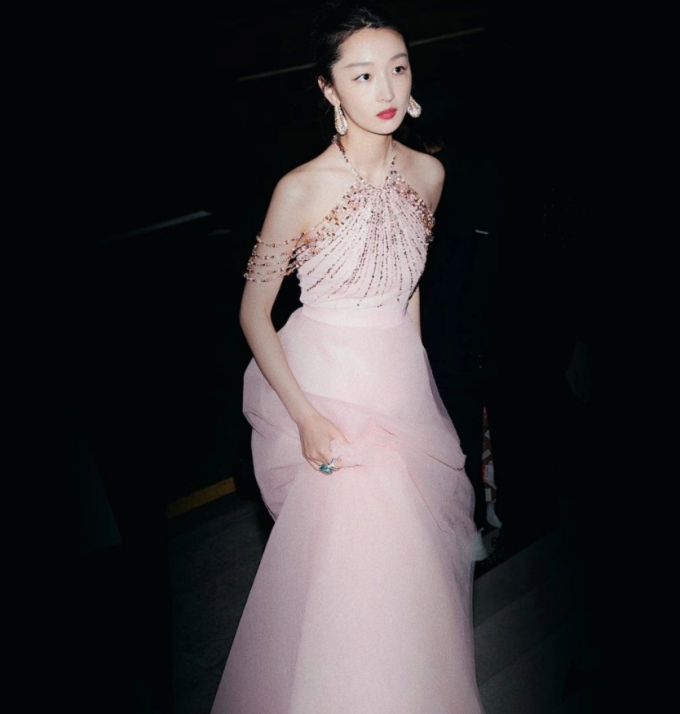 zhou-dong-yu-dress.png zhou-dong-yu-dress.png