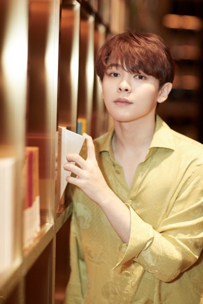 Azora-Chin-02.jpg Azora-Chin-02.jpg