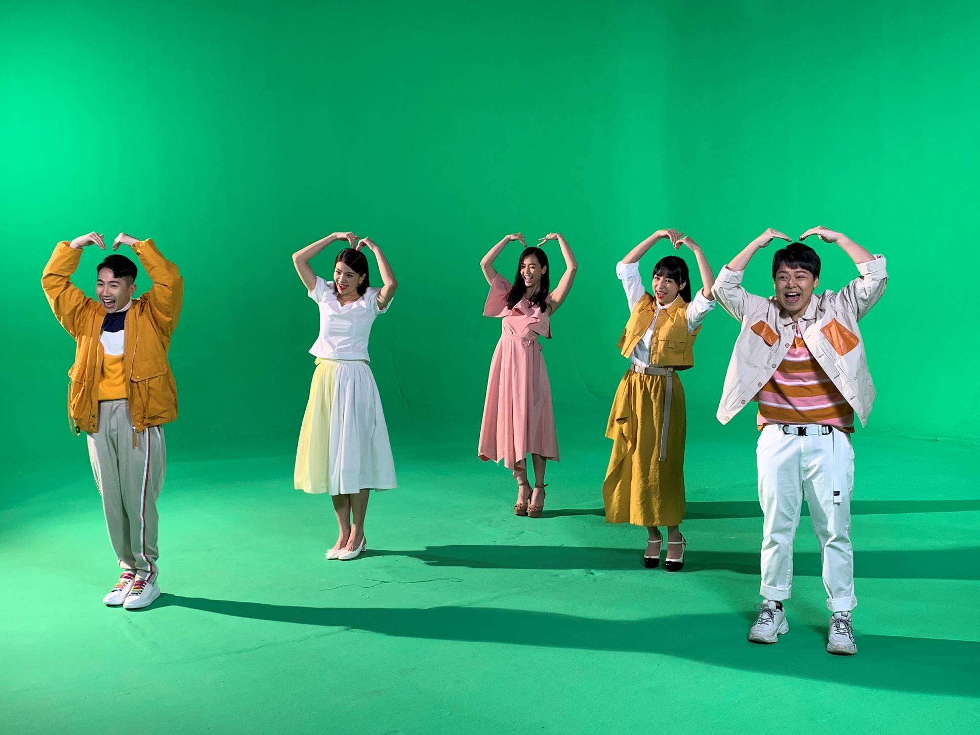 左起为MY-DJ叶朝明和潘毖伶、美姐张简宁、MELODY-DJ关萃汶,以及MY-DJ赵洁莹。.jpg 左起为MY-DJ叶朝明和潘毖伶、美姐张简宁、MELODY-DJ关萃汶,以及MY-DJ赵洁莹。.jpg