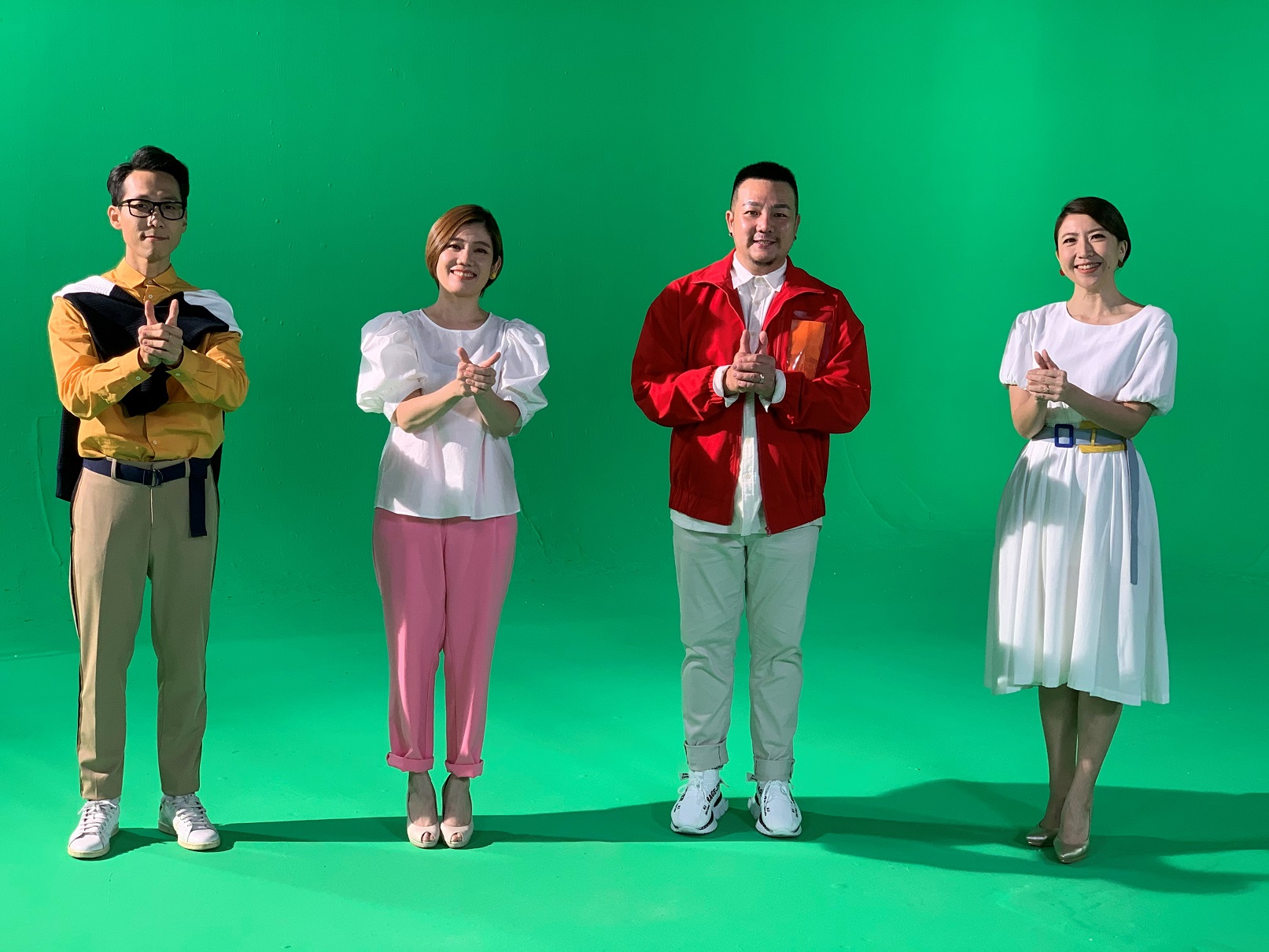左起颜江瀚、大宝、林德荣和萧慧敏是昨日首批入棚拍摄MV的艺人。.jpg 左起颜江瀚、大宝、林德荣和萧慧敏是昨日首批入棚拍摄MV的艺人。.jpg