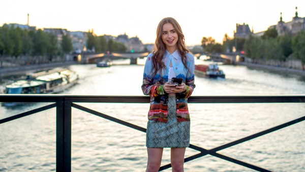 emilyinparis6.jpg emilyinparis6.jpg