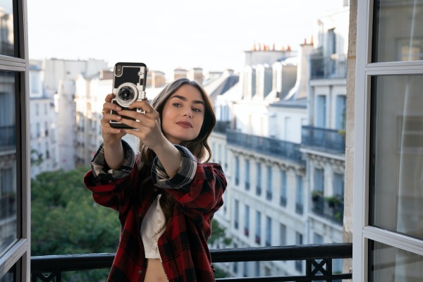 emilyinparis1.jpg emilyinparis1.jpg