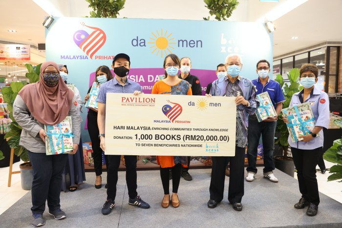 L-R-Mr-Andrew-Yap,-YB-Michelle-Ng-and-Datuk-Wahab-Abdul-Khalil-surrounded-by-representatives-from-beneficiaries-for-book-donation.jpg