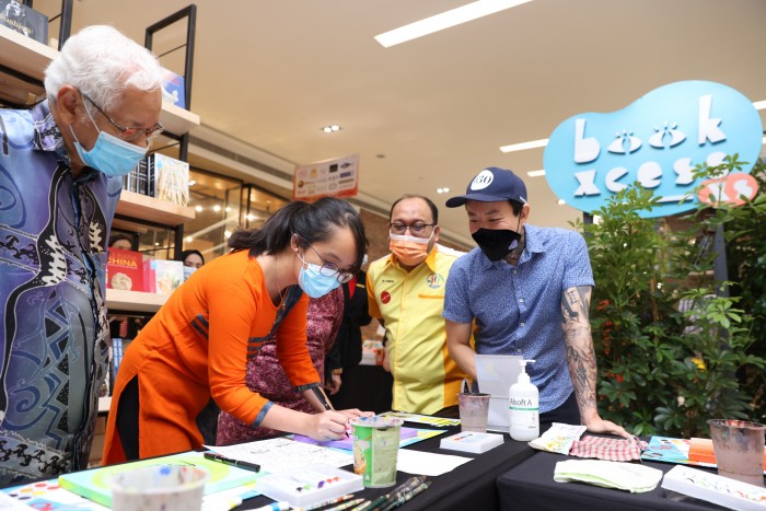 Datuk-Wahab-Abdul-Khalil,-YB-Michlle-Ng-and-Mr-Andrew-Yap-paining-canvas-as-part-of-an-experiential-tour-at-our-Malaysia-Day-Celebration,-Da-Men-USJ.jpg
