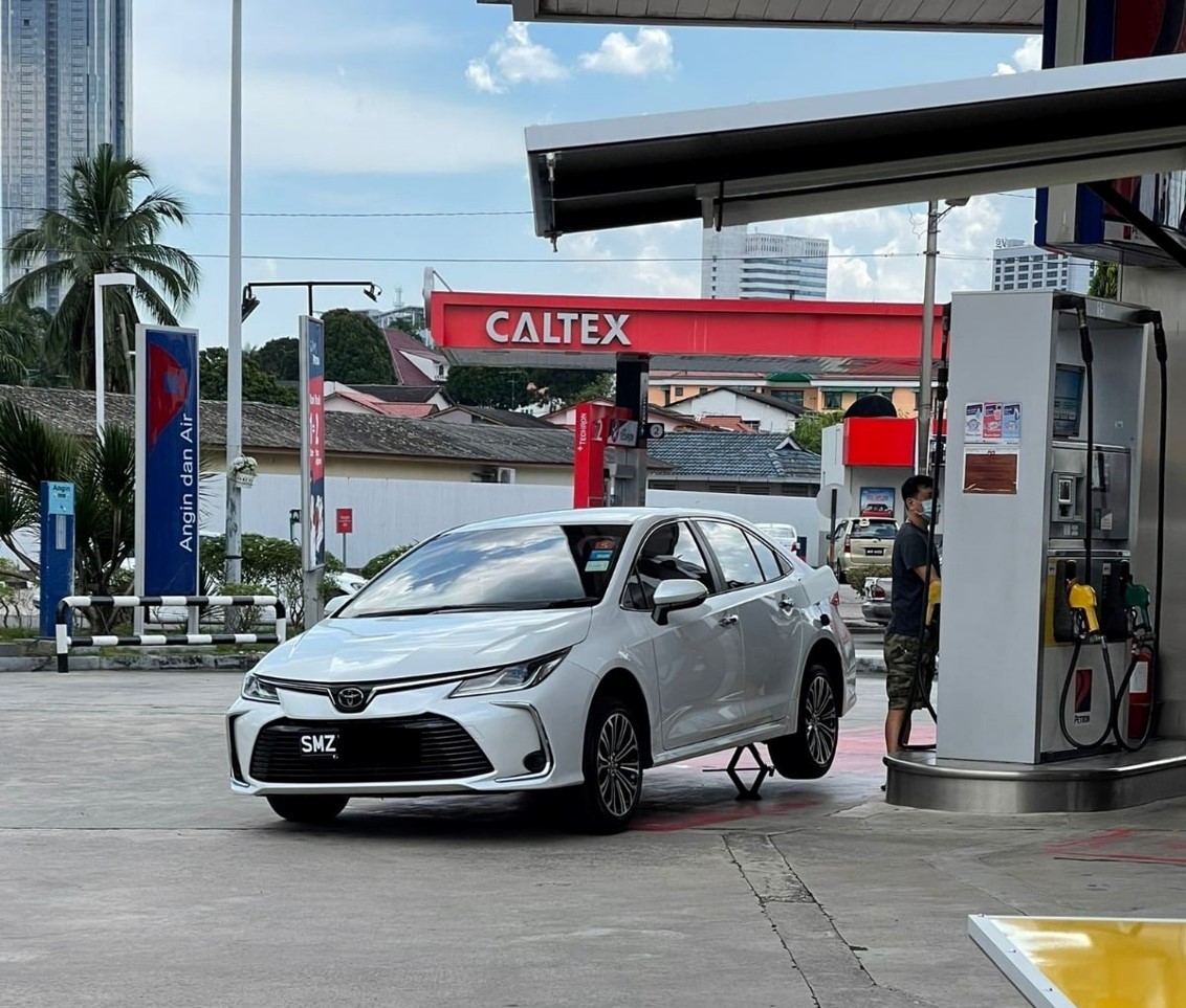 新加坡车主抬高车尾添油没意义油打太满反而不好？ | 热点