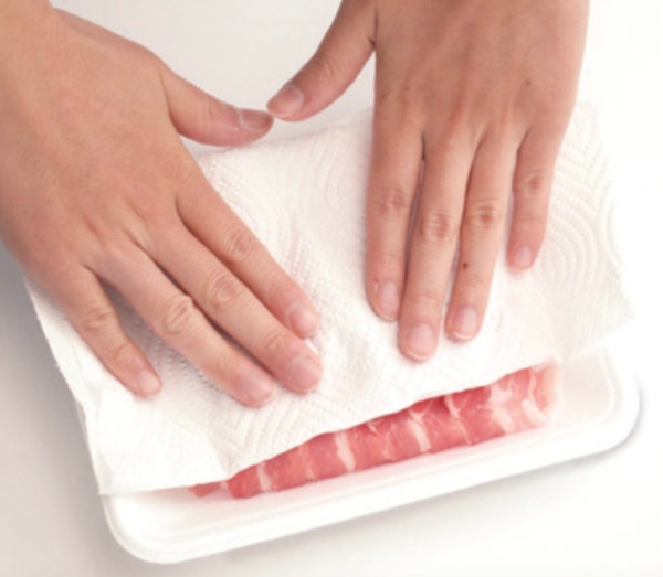 冷藏肉前擦干水能避免结霜影响肉质